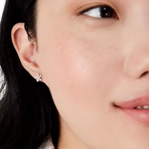 New! Kate Spade Gleaming Gardenia Flower Studs Clear/Silver - Picture 6 of 6